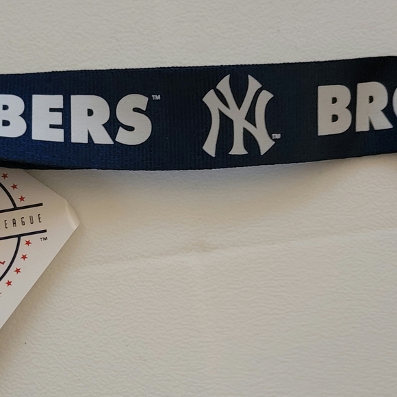 YANKEES BRONX BOBMER WRIST STRAP KEY CHAIN - Picture 2 of 5
